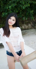童颜气质丰韵长发女生海边沙滩写真图集，紧身牛仔热裤着身身材完美