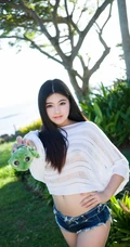 童颜气质丰韵长发女生海边沙滩写真图集，紧身牛仔热裤着身身材完美