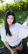 童颜气质丰韵长发女生海边沙滩写真图集，紧身牛仔热裤着身身材完美