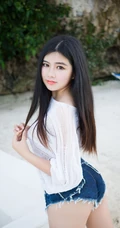 童颜气质丰韵长发女生海边沙滩写真图集，紧身牛仔热裤着身身材完美