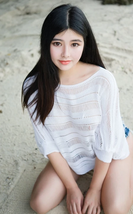 童颜气质丰韵长发女生海边沙滩写真图集，紧身牛仔热裤着身身材完美