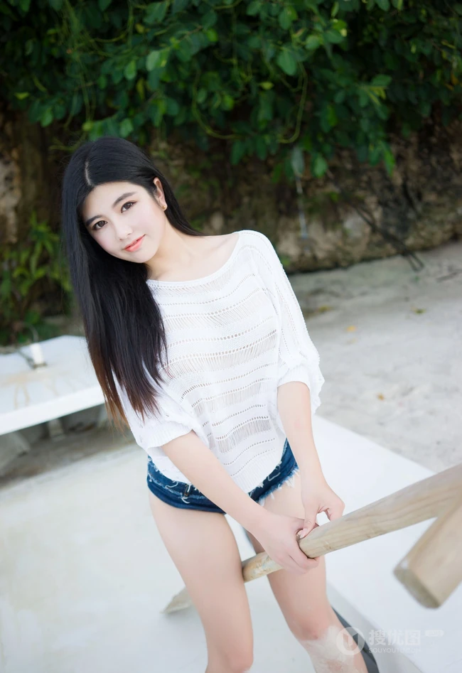 童颜气质丰韵长发女生海边沙滩写真图集，紧身牛仔热裤着身身材完美