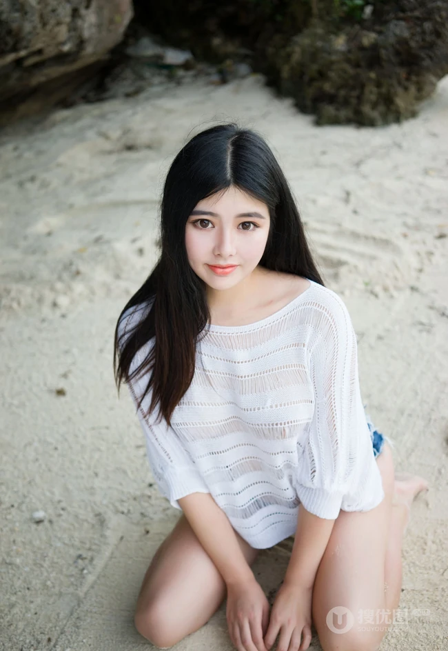 童颜气质丰韵长发女生海边沙滩写真图集，紧身牛仔热裤着身身材完美