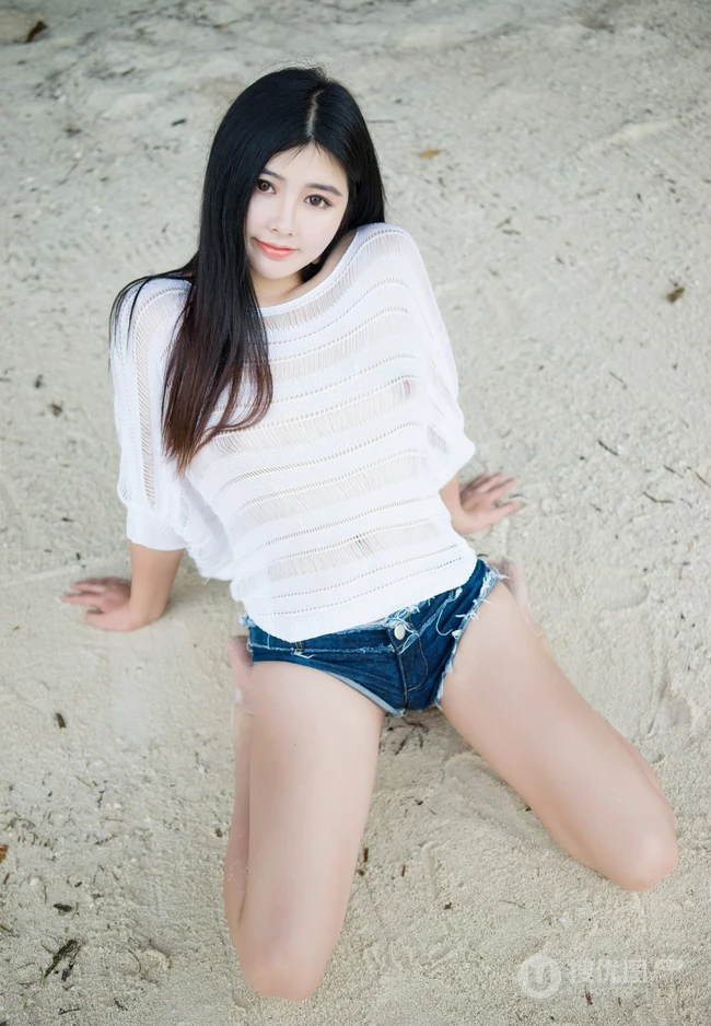 童颜气质丰韵长发女生海边沙滩写真图集，紧身牛仔热裤着身身材完美