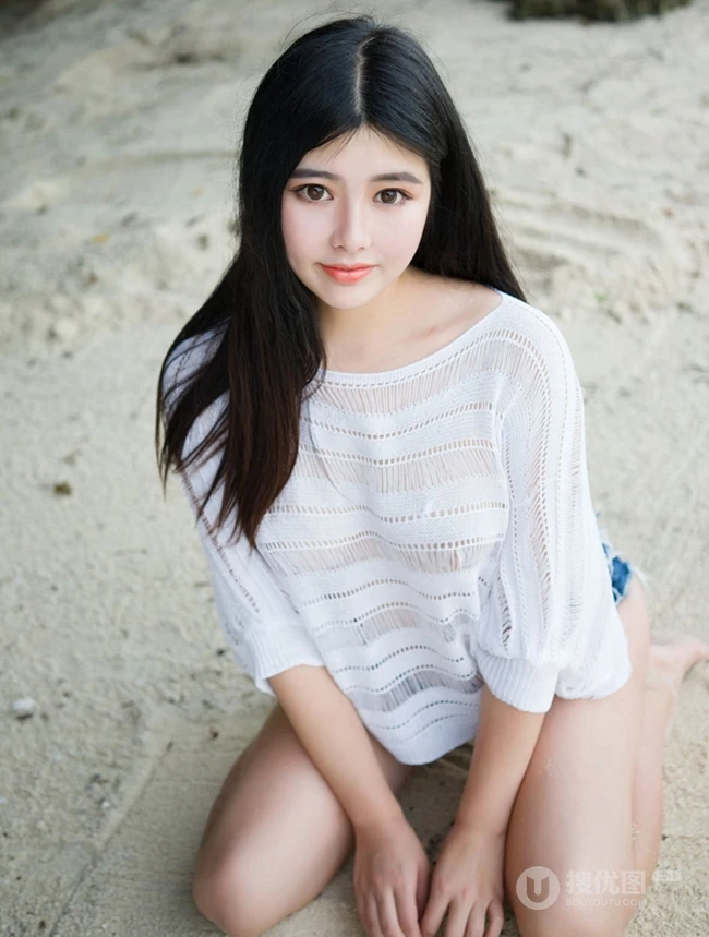 童颜气质丰韵长发女生海边沙滩写真图集，紧身牛仔热裤着身身材完美