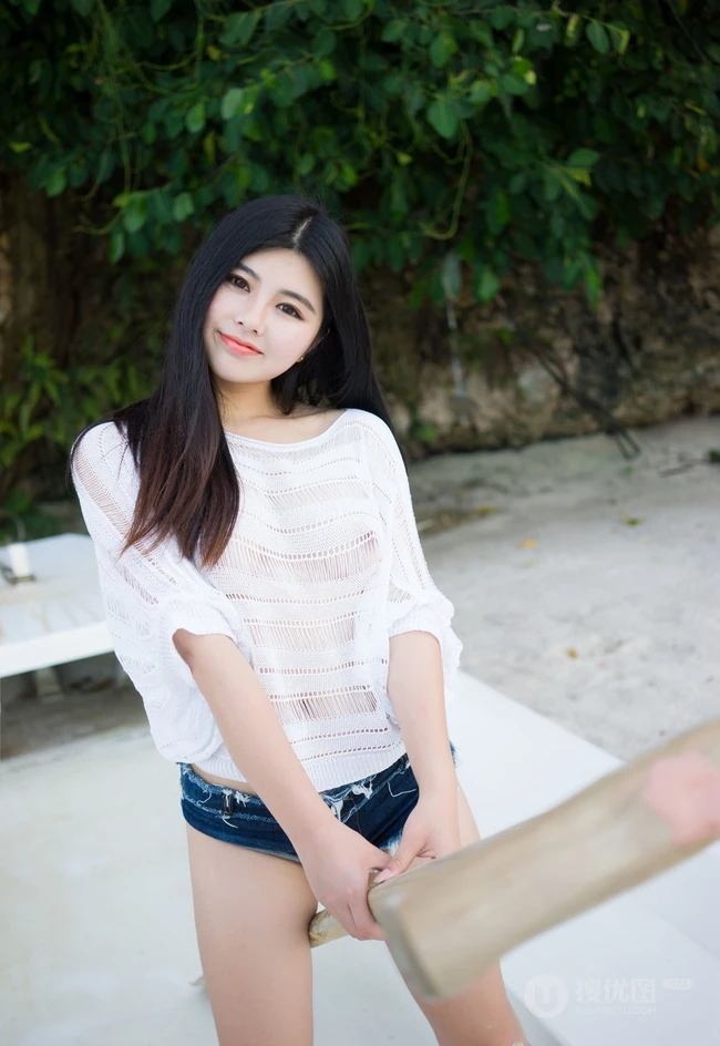 童颜气质丰韵长发女生海边沙滩写真图集，紧身牛仔热裤着身身材完美