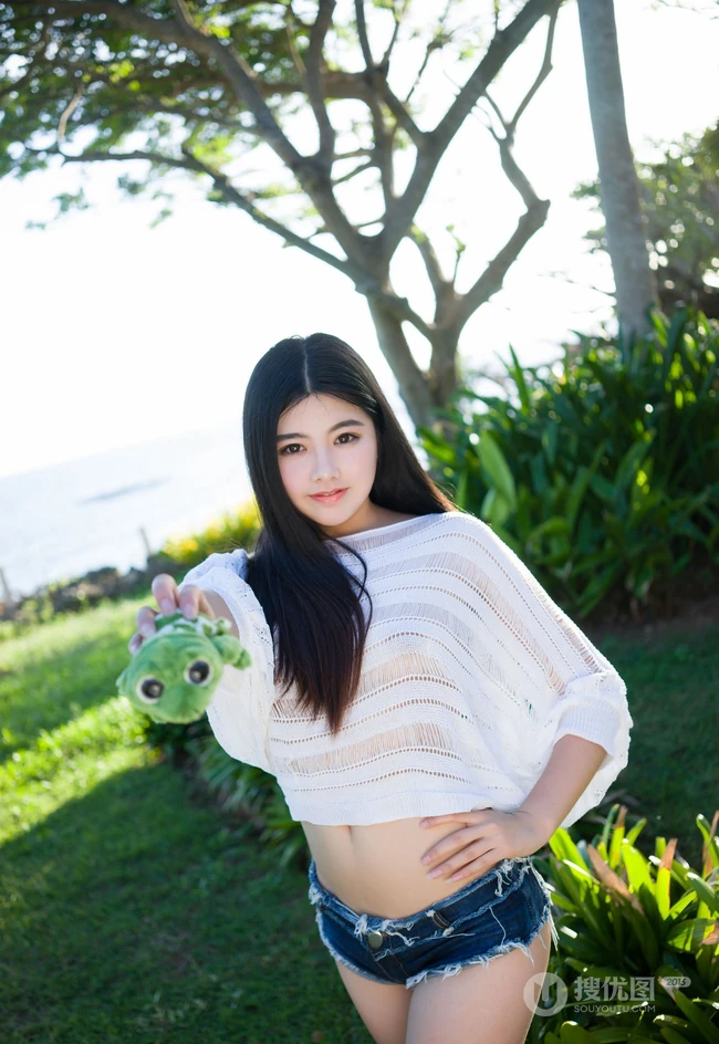 童颜气质丰韵长发女生海边沙滩写真图集，紧身牛仔热裤着身身材完美