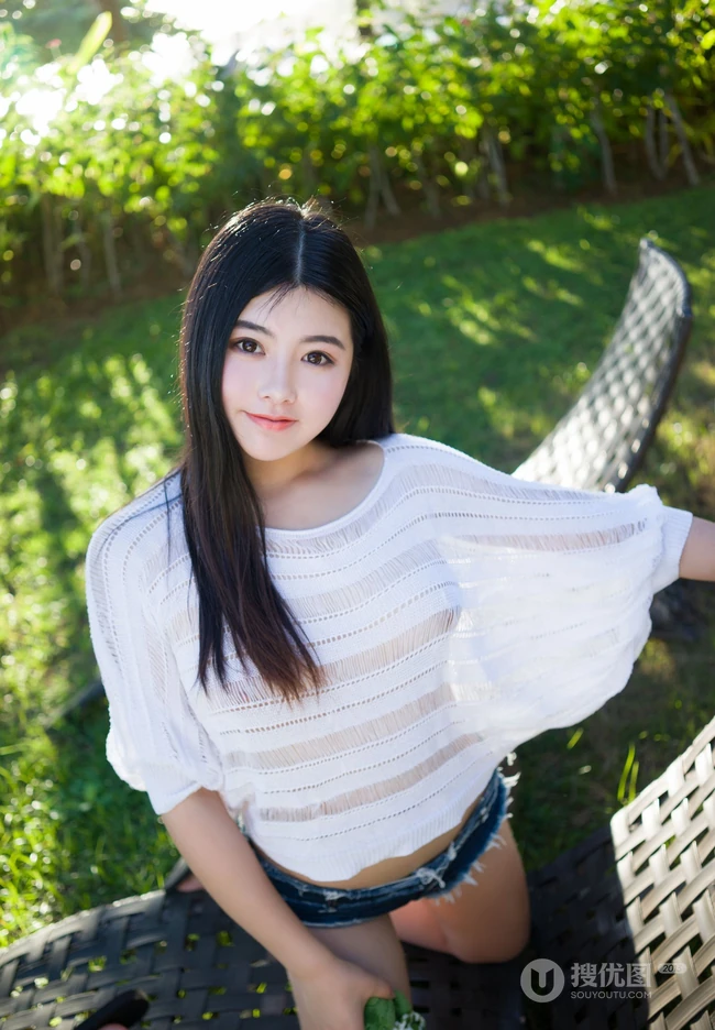 童颜气质丰韵长发女生海边沙滩写真图集，紧身牛仔热裤着身身材完美