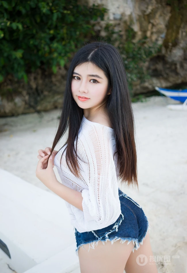 童颜气质丰韵长发女生海边沙滩写真图集，紧身牛仔热裤着身身材完美