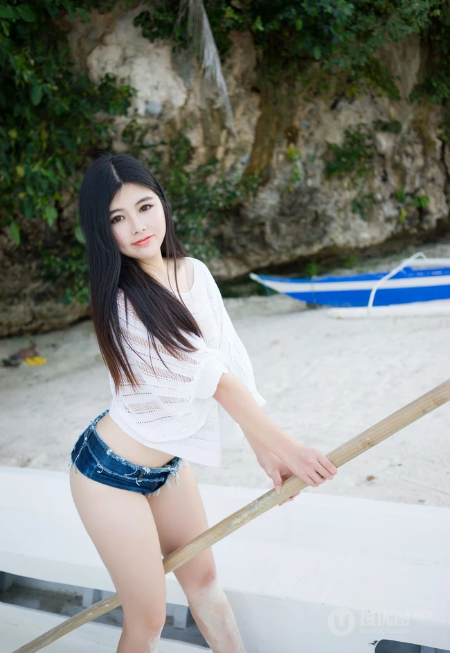 童颜气质丰韵长发女生海边沙滩写真图集，紧身牛仔热裤着身身材完美