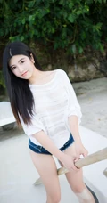童颜气质丰韵长发女生海边沙滩写真图集，紧身牛仔热裤着身身材完美