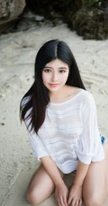 童颜气质丰韵长发女生海边沙滩写真图集，紧身牛仔热裤着身身材完美