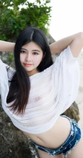 童颜气质丰韵长发女生海边沙滩写真图集，紧身牛仔热裤着身身材完美
