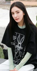 杨幂晒黑衣白裤休闲装扮图片，仙人掌盆栽前静坐恬静动人