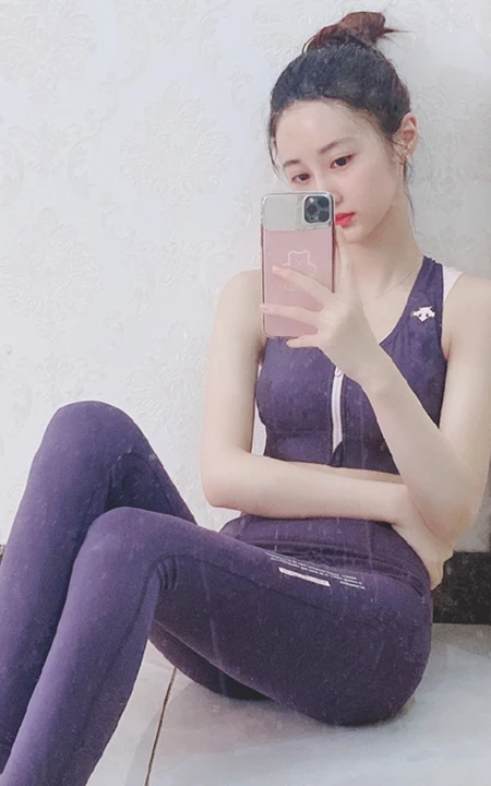 马泽涵微博晒紧身运动装扮自拍美照，运动健身后的身材凹凸有致