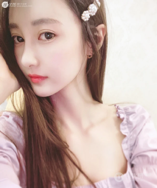 马泽涵微博晒紧身运动装扮自拍美照，运动健身后的身材凹凸有致