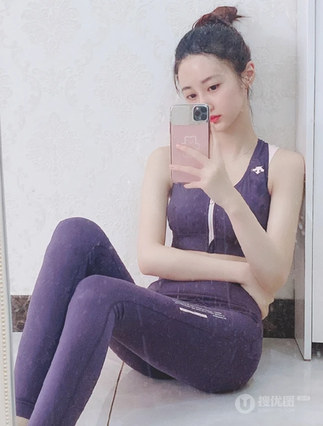 马泽涵微博晒紧身运动装扮自拍美照，运动健身后的身材凹凸有致
