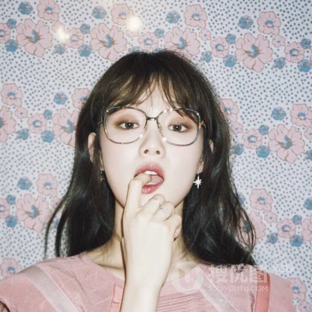 带着带框眼镜的文静女生头像图片