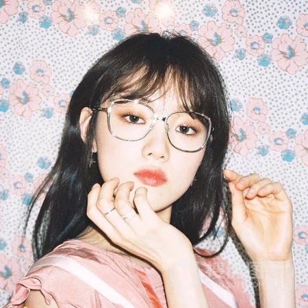 带着带框眼镜的文静女生头像图片