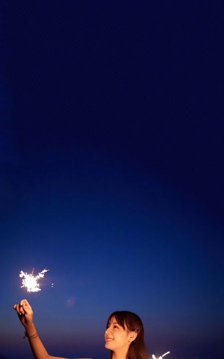 夜空下开心放烟火的美女明星迪丽热巴手机壁纸