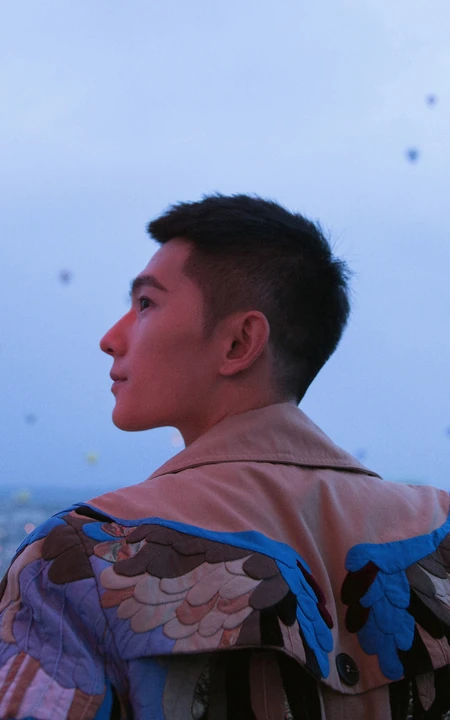 穿着创意翅膀外套的明星杨洋高清苹果手机壁纸