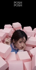 沈月蓬松齐肩卷短发酷黑写真美图，指尖上的野莓浅尝即止