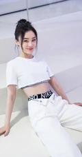 袁姗姗全白休闲运动衣楼梯写真图片，尽显白皙纤细线条