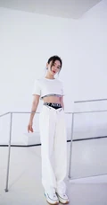 袁姗姗全白休闲运动衣楼梯写真图片，尽显白皙纤细线条