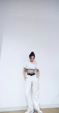 袁姗姗全白休闲运动衣楼梯写真图片，尽显白皙纤细线条