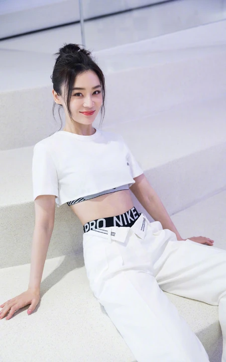 袁姗姗全白休闲运动衣楼梯写真图片，尽显白皙纤细线条