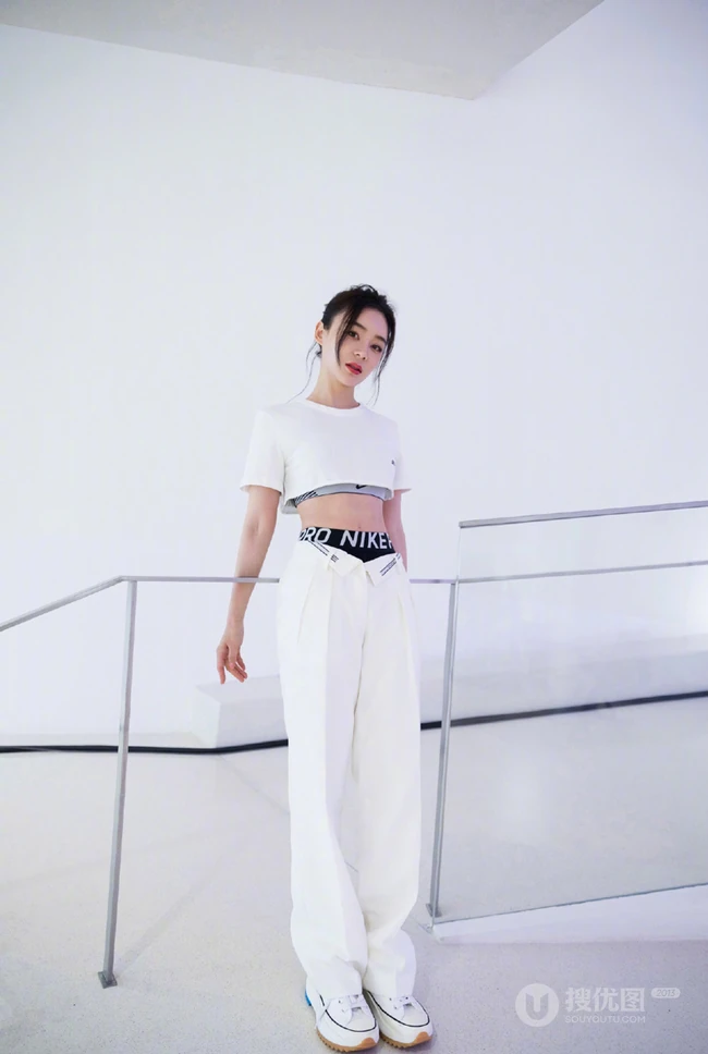 袁姗姗全白休闲运动衣楼梯写真图片，尽显白皙纤细线条
