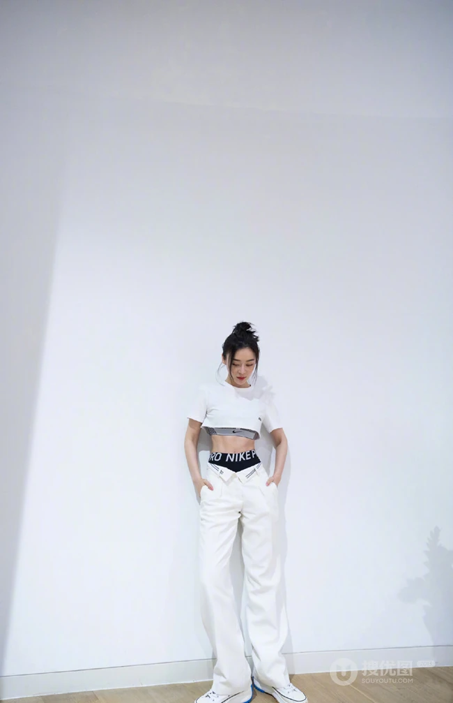 袁姗姗全白休闲运动衣楼梯写真图片，尽显白皙纤细线条