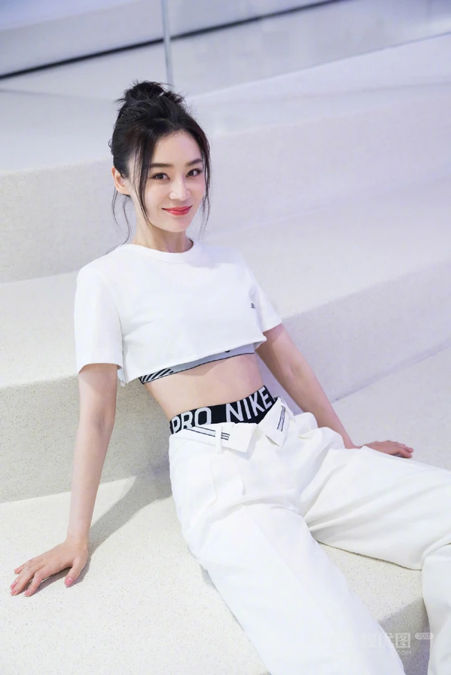 袁姗姗全白休闲运动衣楼梯写真图片，尽显白皙纤细线条