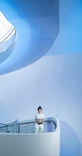 袁姗姗全白休闲运动衣楼梯写真图片，尽显白皙纤细线条