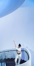 袁姗姗全白休闲运动衣楼梯写真图片，尽显白皙纤细线条