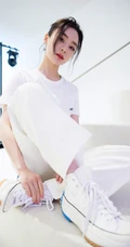 袁姗姗全白休闲运动衣楼梯写真图片，尽显白皙纤细线条
