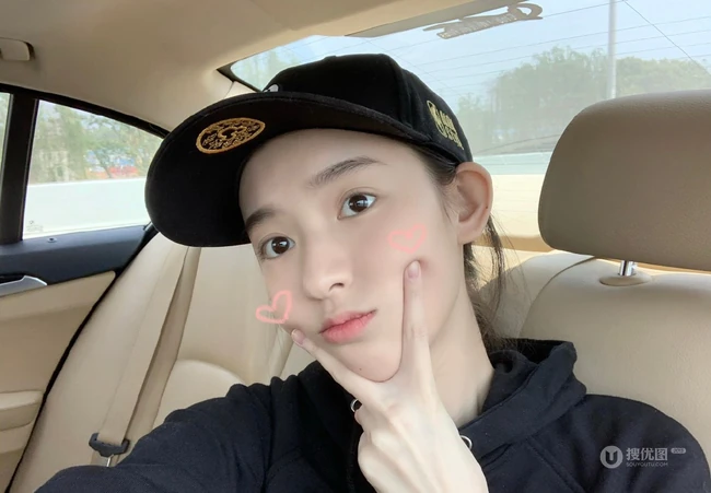 王玉雯晒自拍图片，王玉雯黑色卫衣搭黑帽车内可爱自拍美图