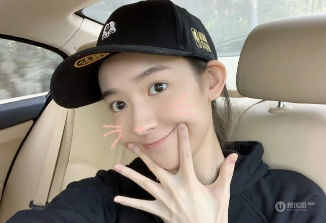 王玉雯晒自拍图片，王玉雯黑色卫衣搭黑帽车内可爱自拍美图