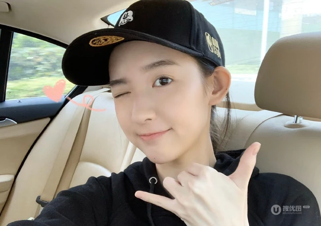 王玉雯晒自拍图片，王玉雯黑色卫衣搭黑帽车内可爱自拍美图