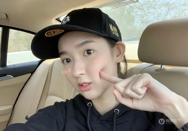 王玉雯晒自拍图片，王玉雯黑色卫衣搭黑帽车内可爱自拍美图