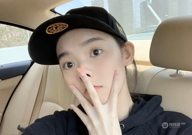 王玉雯晒自拍图片，王玉雯黑色卫衣搭黑帽车内可爱自拍美图