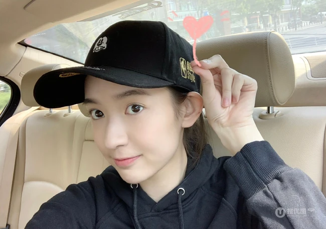 王玉雯晒自拍图片，王玉雯黑色卫衣搭黑帽车内可爱自拍美图
