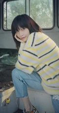 田沅毛衣牛仔裤温婉复古废弃巴士清新写真图片