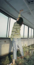 田沅毛衣牛仔裤温婉复古废弃巴士清新写真图片