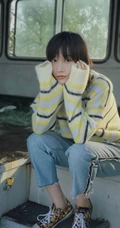 田沅毛衣牛仔裤温婉复古废弃巴士清新写真图片