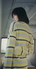 田沅毛衣牛仔裤温婉复古废弃巴士清新写真图片