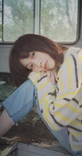 田沅毛衣牛仔裤温婉复古废弃巴士清新写真图片