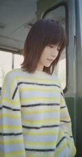 田沅毛衣牛仔裤温婉复古废弃巴士清新写真图片