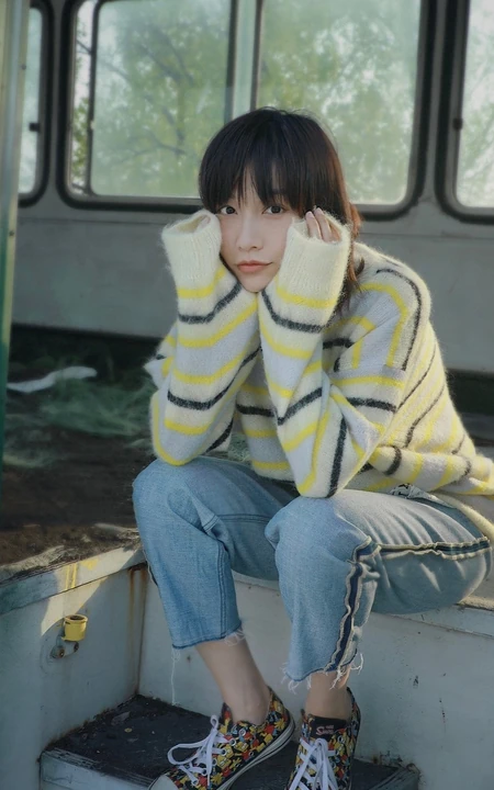 田沅毛衣牛仔裤温婉复古废弃巴士清新写真图片