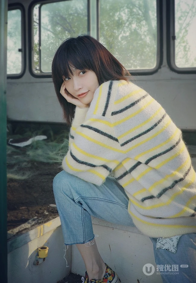 田沅毛衣牛仔裤温婉复古废弃巴士清新写真图片